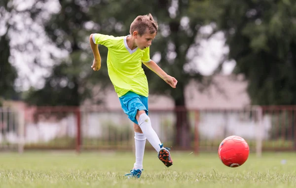 Jongen Schoppen Het Sportveld Tijdens Voetbal Voetbalwedstrijd — Stockfoto