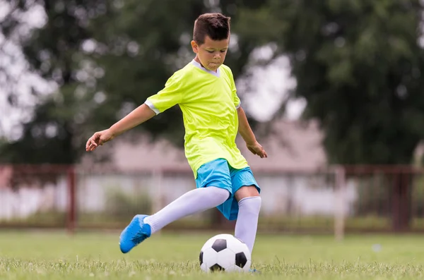 Garçon Donnant Des Coups Pied Football Sur Terrain Sport Pendant — Photo