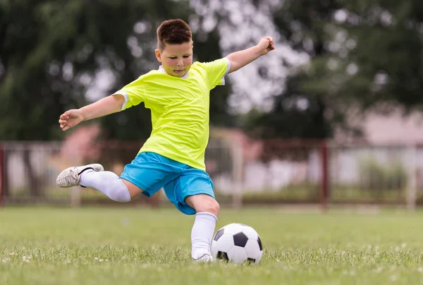 Junge Kickt Während Fußballspiel Auf Dem Sportplatz — Stockfoto