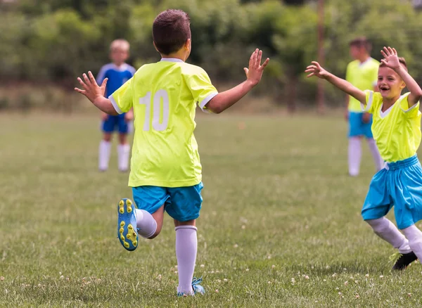 Calcio Bambini Giovani Giocatori Calcio Che Festeggiano Abbraccio Dopo Vittoria — Foto Stock