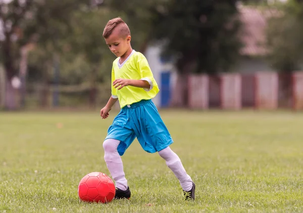 Junge Kickt Während Fußballspiel Auf Dem Sportplatz — Stockfoto