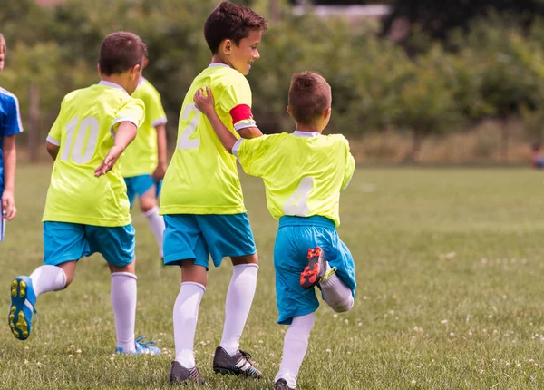 Fútbol Infantil Fútbol Niños Pequeños Jugadores Celebrando Abrazo Después Victoria — Foto de Stock