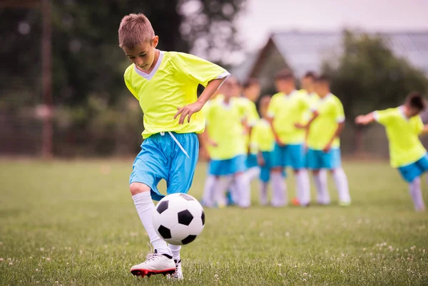 少年サッカーの中にスポーツ分野の蹴るサッカーの試合します — ストック写真