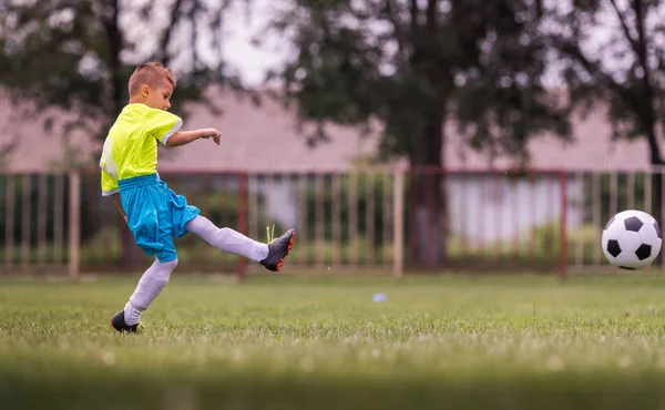 Chłopiec Kopie Piłka Nożna Boisko Sportowe Piłkę Nożną — Zdjęcie stockowe