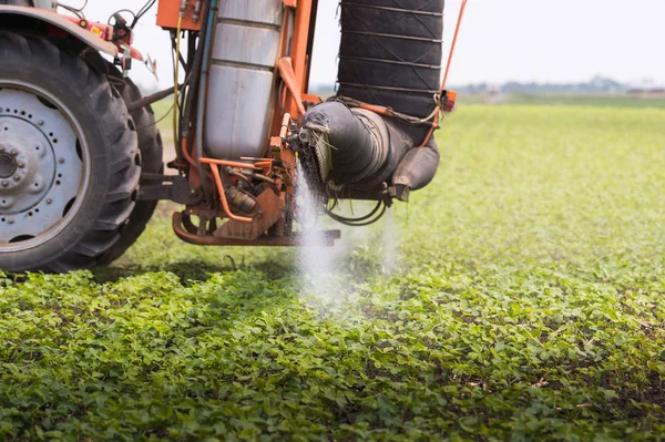 Traktor Penyemprotan Pestisida Lahan Kedelai Dengan Penyemprot Musim Semi — Stok Foto