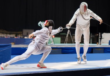 İki adam eskrim sporcular profesyonel spor arena mücadele 