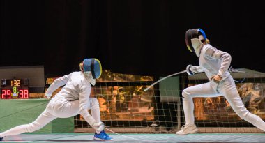 İki adam eskrim sporcular profesyonel spor arena mücadele 