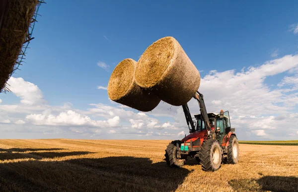 Traktor Som Samlande Halmbalar Ett Skördade Fält — Stockfoto