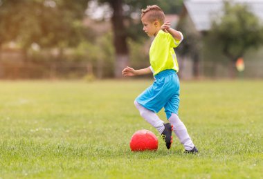 Çocuk futbol sırasında spor sahada tekme futbol maçı