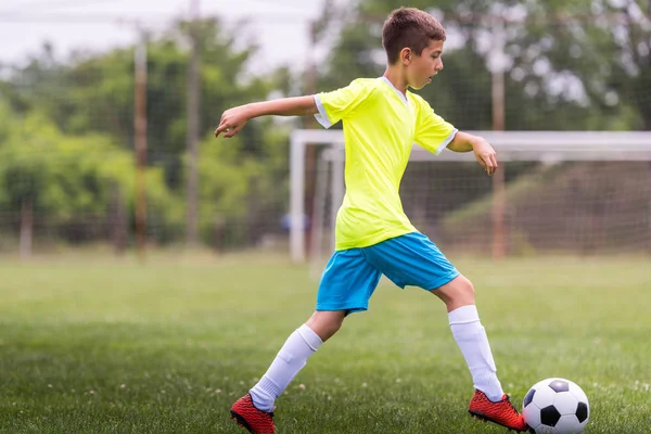 Menino Chutando Futebol Campo Esportes Durante Jogo Futebol — Fotografia de Stock