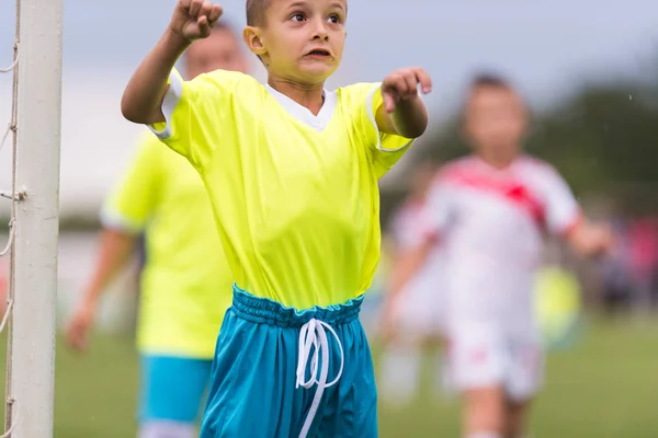 Boy Menendang Sepak Bola Lapangan Olahraga Selama Pertandingan Sepak Bola — Stok Foto