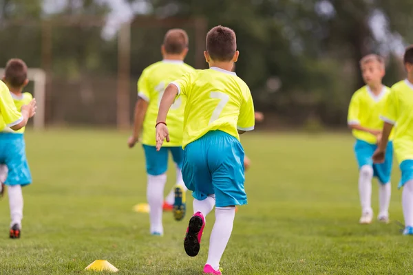 Niños Pequeños Jugadores Partido Campo Fútbol —  Fotos de Stock