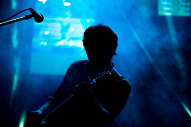 Gitarist rock tarzı bir Single oynarken bir sahnede