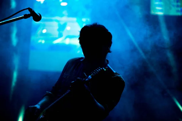吉他弹奏者在舞台上演奏摇滚歌曲 — 图库照片
