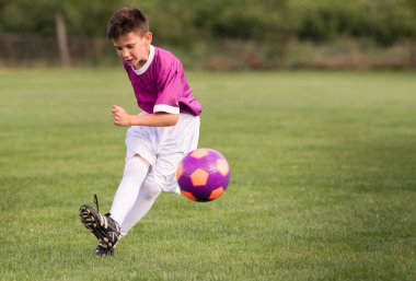 Çocuk futbol sırasında spor sahada tekme futbol maçı