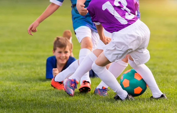 Jogo De Futebol Para Crianças. Crianças Que Jogam O Jogo Do Torneio De  Futebol. Meninos Que Correm E Chutam O Futebol No Campo De Esportes. Dois  Jogadores De Futebol Da Juventude Competem