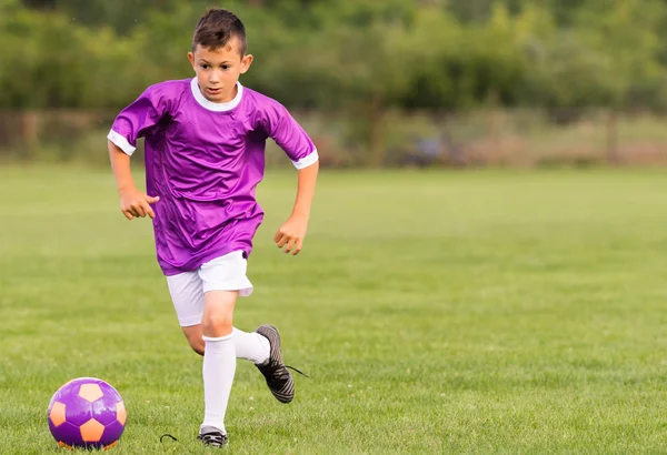 Junge Kickt Während Fußballspiel Auf Dem Sportplatz — Stockfoto
