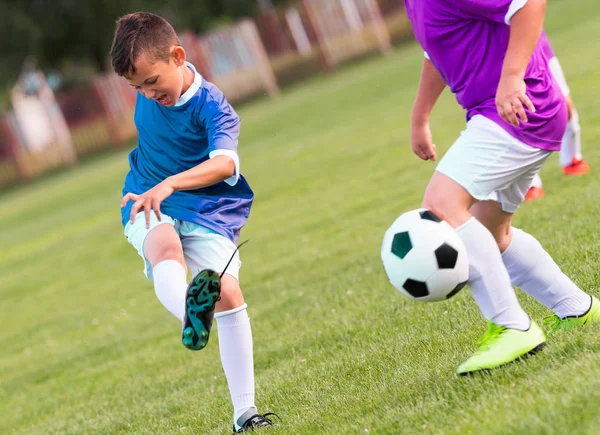 Jongen Schoppen Het Sportveld Tijdens Voetbal Voetbalwedstrijd — Stockfoto