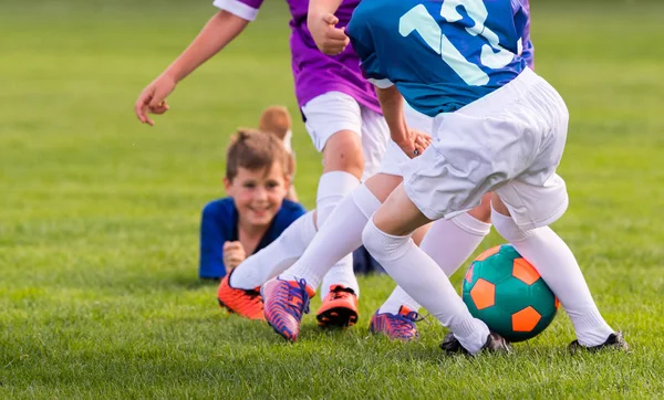 Μικρά Παιδιά Παίκτες Αγώνα Γήπεδο Ποδοσφαίρου — Φωτογραφία Αρχείου