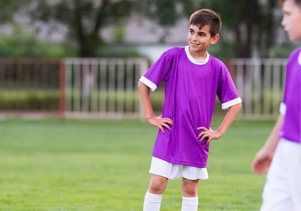 Futbol Sahaları Üzerinde Gülümseyen Genç Futbolcu — Stok fotoğraf