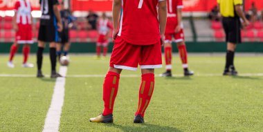 Genç çocuk oyuncu futbol maç sahada
