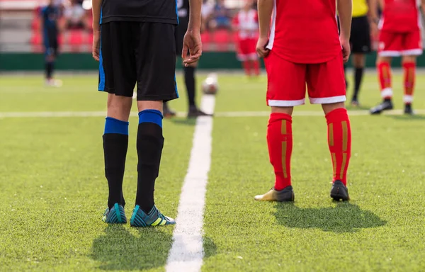 Genç çocuk oyuncular futbol maç sahada