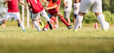 Genç çocuk oyuncular futbol maç sahada