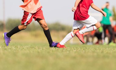 Genç çocuk oyuncular futbol maç sahada