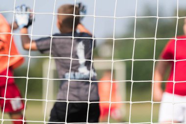 Genç çocuk oyuncular futbol maç sahada