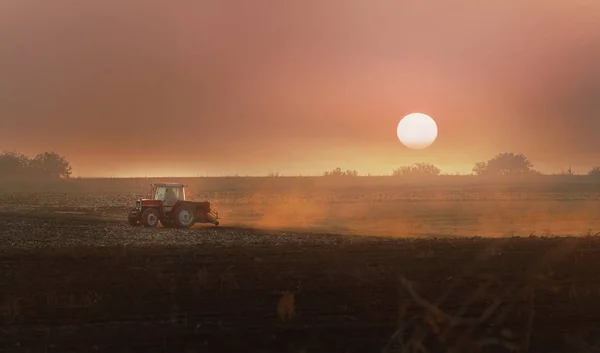 トラクターの刈り株畑を耕し — ストック写真