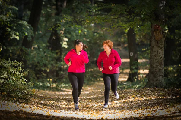 Mutter Und Tochter Tragen Sportkleidung Und Laufen Wald Berg — Stockfoto