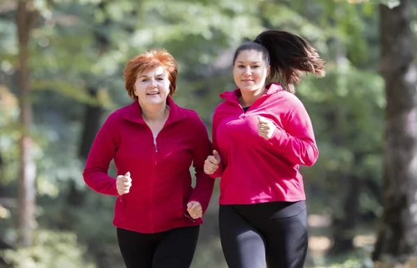 Mutter Und Tochter Tragen Sportkleidung Und Laufen Wald Berg — Stockfoto