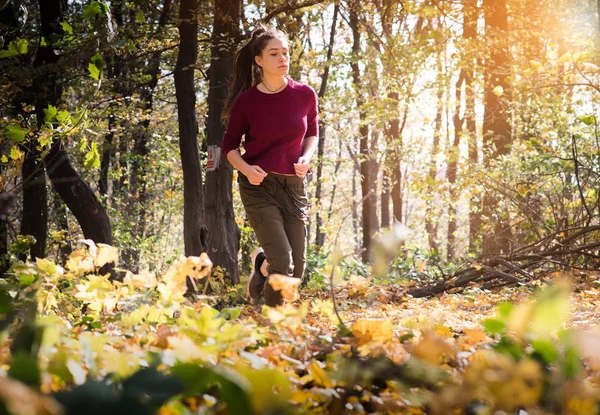 秋天在槽森林里奔跑的美丽的女孩 — 图库照片
