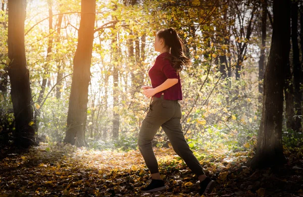 秋天在槽森林里奔跑的美丽的女孩 — 图库照片