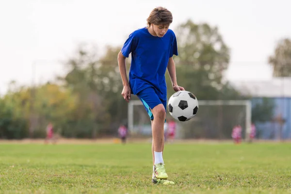 Детский Футболист Футбольном Поле — стоковое фото