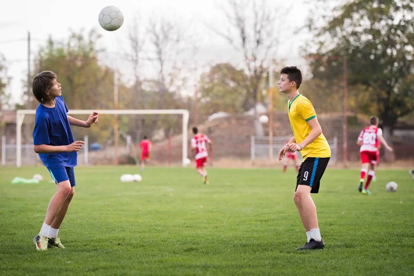 Jonge Kinderen Speler Het Voetbalveld Van Wedstrijd — Stockfoto