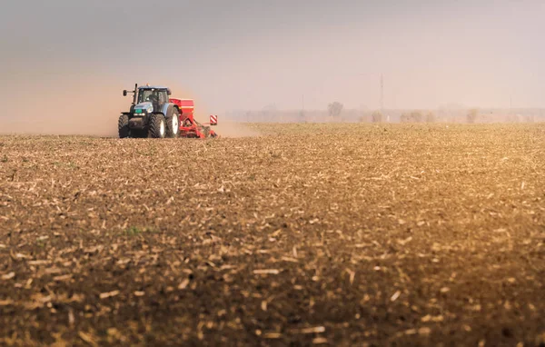 Traktoren Pflügen Stoppelfelder — Stockfoto