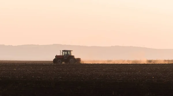 Anız Alanları Plowing Traktörler — Stok fotoğraf