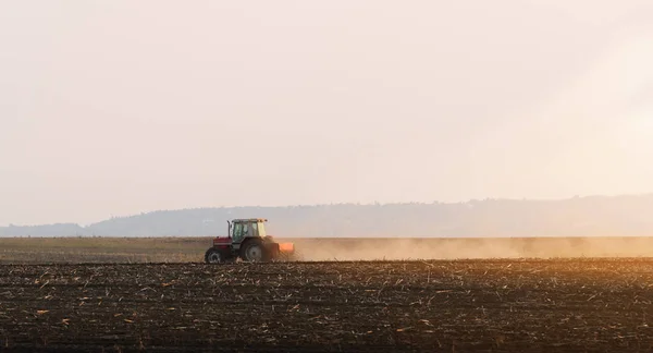 トラクターの刈り株畑を耕し — ストック写真