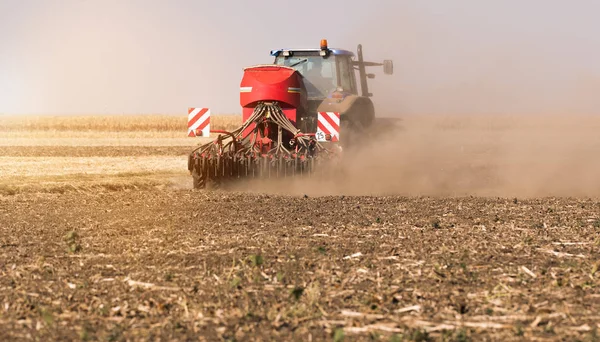 Mezőgazdasági Területen Traktorvetéssel Rendelkező Mezőgazdasági Termelő — Stock Fotó