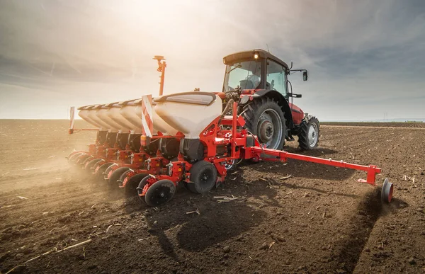 Agricoltore Con Seminativi Trattori Campo Agricolo — Foto Stock