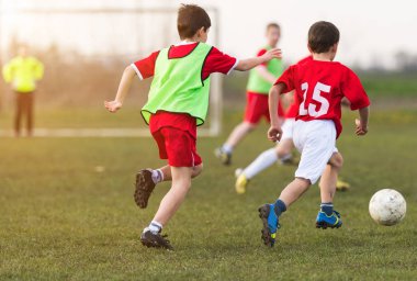 Genç çocuk oyuncu futbol maç sahada