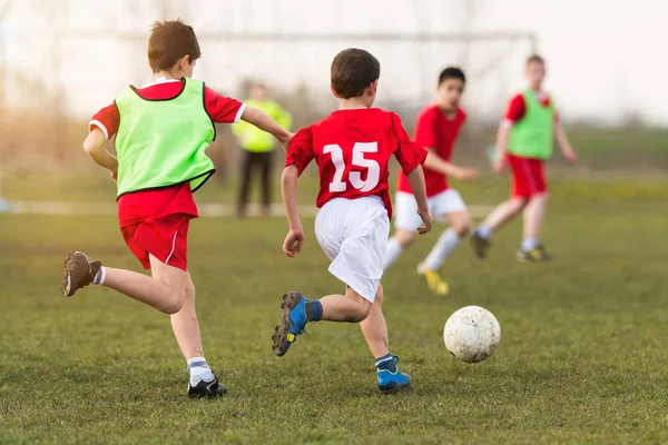 Jonge Kinderen Speler Het Voetbalveld Van Wedstrijd — Stockfoto