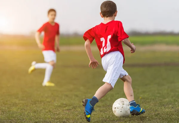 Jonge Kinderen Speler Het Voetbalveld Van Wedstrijd — Stockfoto