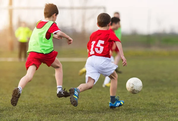 Jonge Kinderen Spelers Het Voetbalveld Van Wedstrijd — Stockfoto