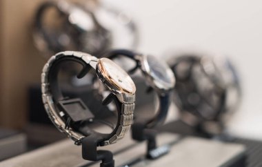 Bir lüks mağaza pahalı saatler