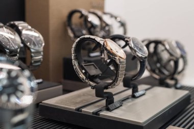 Bir lüks mağaza pahalı saatler