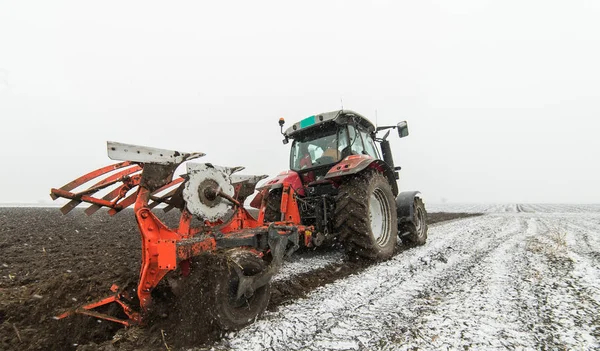 Traktor Pflügt Winter Ein Feld — Stockfoto