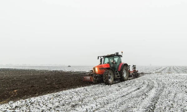 Trekker Ploegen Een Veld Winter — Stockfoto