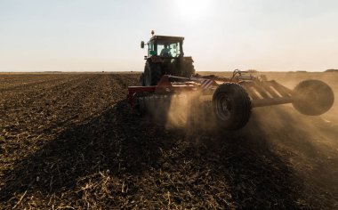 Anız alanları plowing Traktörler